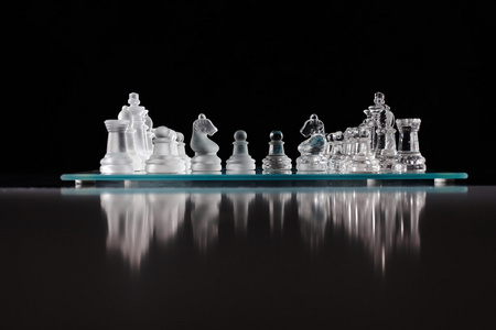 玻璃国际象棋棋盘与棋子