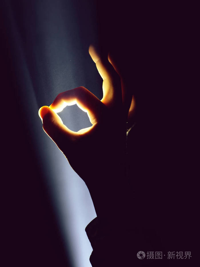 在聚光灯下的手势照片-正版商用图片094oal-摄图新视界