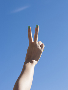 女举手在空中做出胜利的手势
