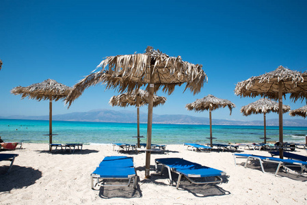 宁静海热带海滩下的两躺椅一样无济于事遮阳伞下