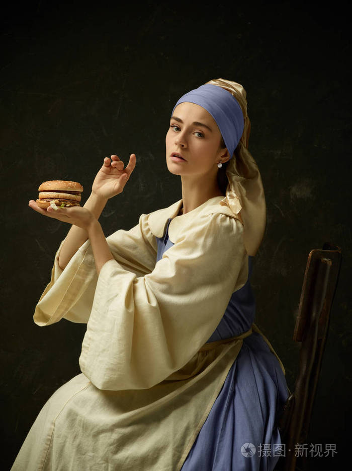 中世纪妇女穿紧身衣和帽子的历史服装