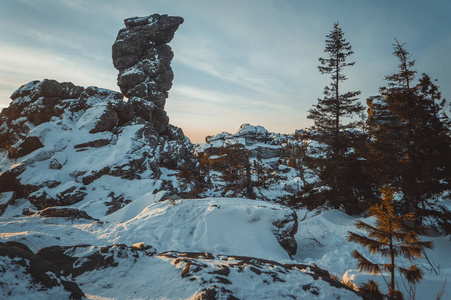 斯维尔德洛夫斯克地区雪山的风景克钦纳尔在日落时