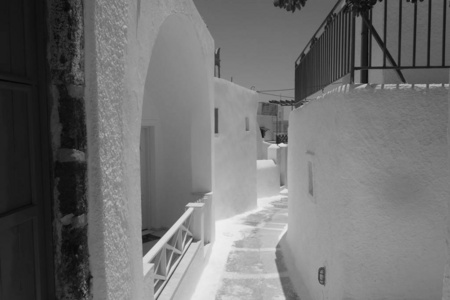 在安普里奥阿玛尼, 在希腊的圣托里尼岛上的一个狭窄的街道上的夏日一天