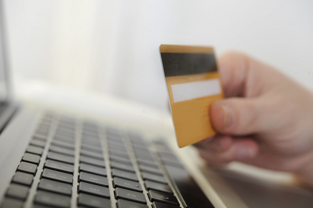 人持有的信用卡牵手在线购物和银行