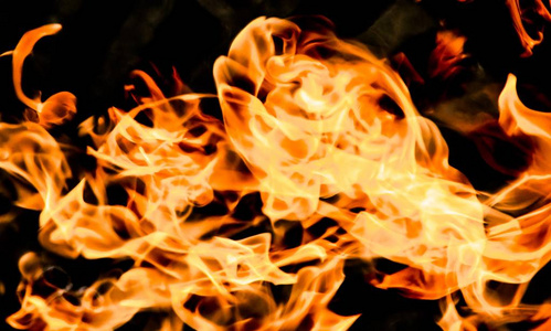 烈火火焰熊熊燃烧的烈火在黑色背景上的火焰照片