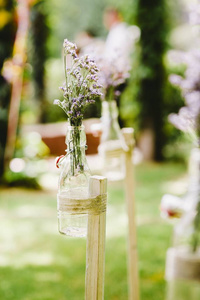 装饰为一个质朴的户外婚礼与自然的图案和花卉