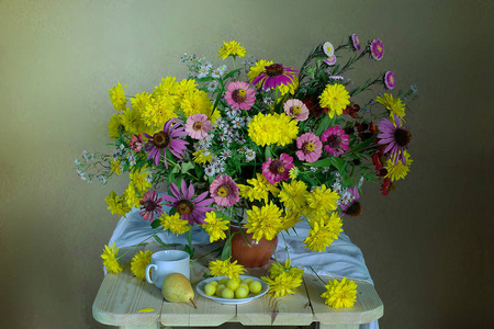花朵在寂静的生命中。花瓶里有水的黄色和粉红色的花朵花束