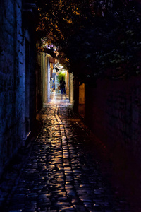 地中海城市狭窄的街道。特洛伊在晚上。克罗地亚