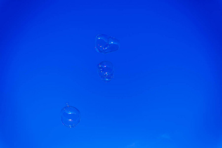 蓝色明亮的天空中的大气泡图片