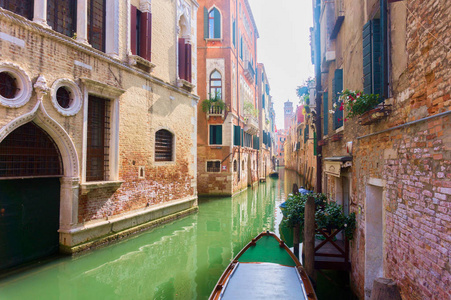威尼斯房屋之间的运河狭窄。美丽的伊利亚城市威尼斯在夏天