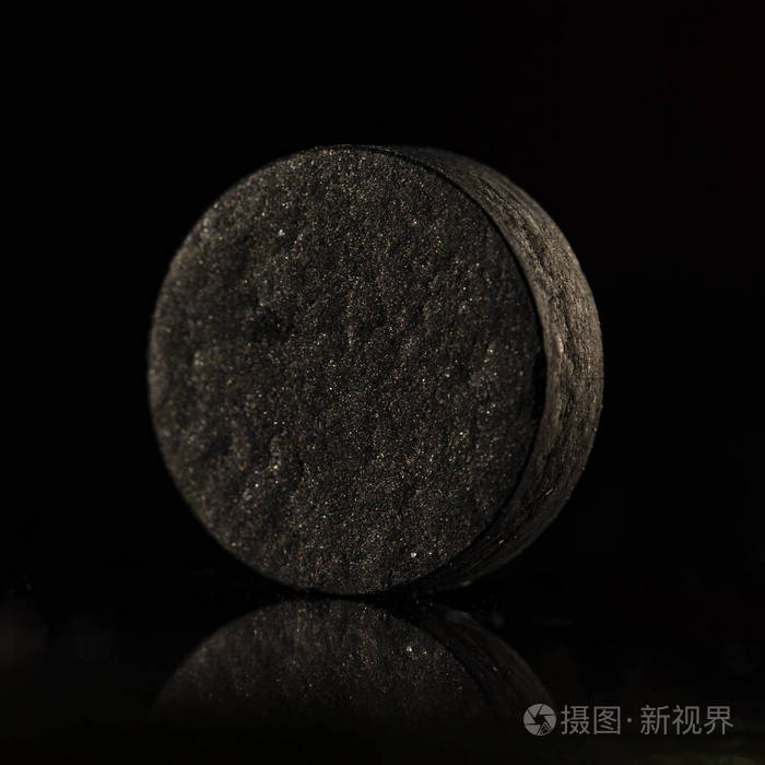 医疗药物黑色片剂活性炭在黑色背景背光