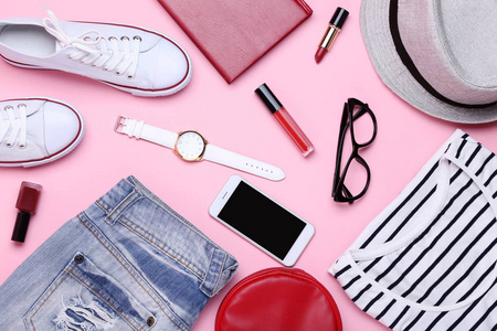 时尚女装与智能手机和配件的粉红色背景