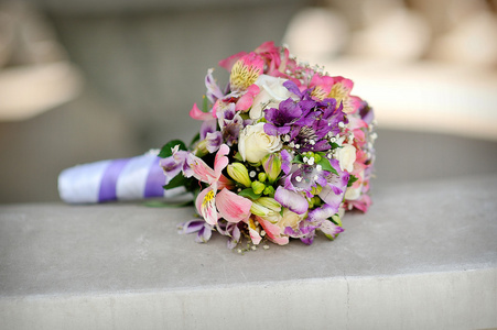 新娘捧花的紫色的花图片