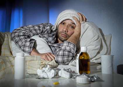 生病躺在床上图片