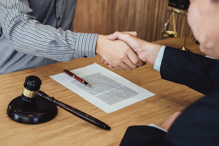 握手后的良好合作, 商人握手男律师谈好合同, 会议和合作的概念照片