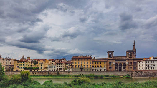 房子和佛罗伦萨国家中央图书馆在法国佛罗伦萨的阿尔诺河