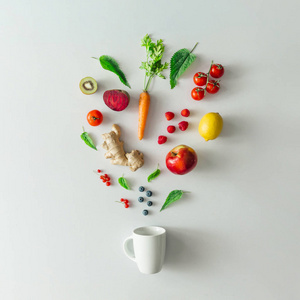 创意食品布局与水果, 蔬菜和叶子在明亮的大理石桌背景与茶杯。最低健康饮料的概念。平躺