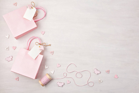 礼品袋和盒子的创意形象, 空标签, 心和圣诞装饰粉红色柔和的颜色