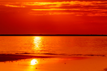 火热橙色的夕阳的天空着海上的日落天空背景