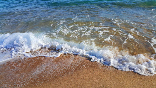海水与白色泡沫在沿海沙子