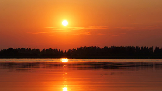 湖上的黄昏。俄语