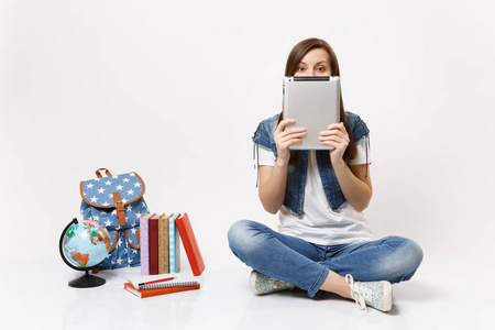 年轻的休闲女学生的肖像脸与平板电脑电脑坐在附近的全球背包学校的书籍, 在白色背景孤立。中学大学的教育理念