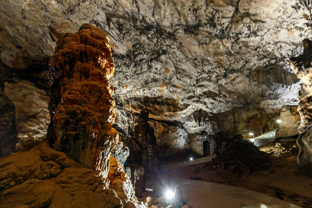 Baradle 洞穴饿得晕倒在奥格泰莱克国家公园。石钟乳和石笋洞内