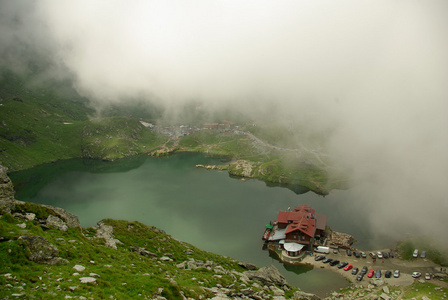 在 Transfagarasan 上的冰川 Balea 湖。喀尔巴阡山