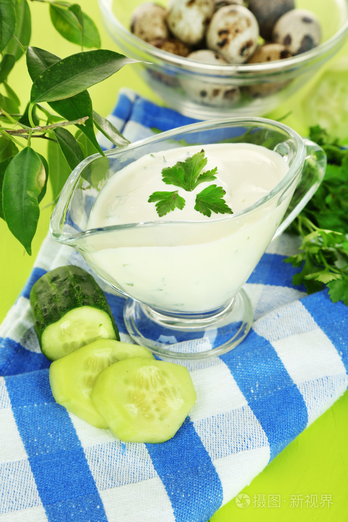 黄瓜酸奶在玻璃碗里颜色餐巾彩色木背景