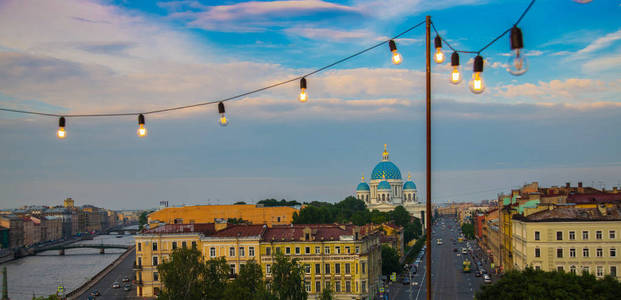 顶部的屋顶和三位一体大教堂的看法。晚上灯亮着。俄罗斯, 圣彼得堡