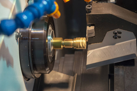 孔螺纹在金属轴上切割螺纹的数控车床或车削机.高技术制造工艺照片