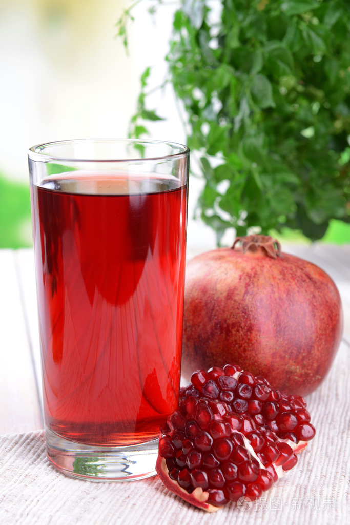 成熟的石榴汁上浅色背景表格