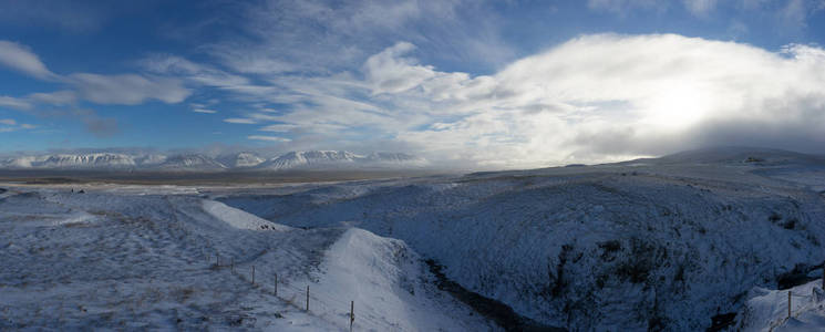 全景视图与冬天在山。圣诞节风景