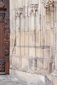 天主教教堂立面在德国南部与棕色和橙色灰色石头颜色和结构