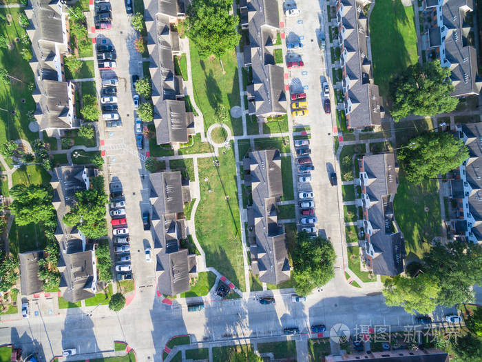 清晨, 拥挤的房屋, 车道围着绿树天桥.房屋发展