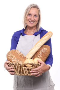 妇女拿着篮子用不同的面包