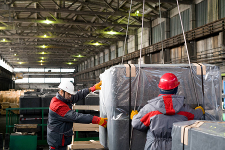 两个工厂工人的腰部纵向在现代工厂车间包装和移动材料, 复制空间