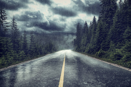 公路下雨图片