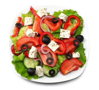 在白色查出的希腊沙拉的方形盘子。新鲜蔬菜沙拉顶部视图