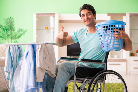 残疾人在轮椅上洗衣服