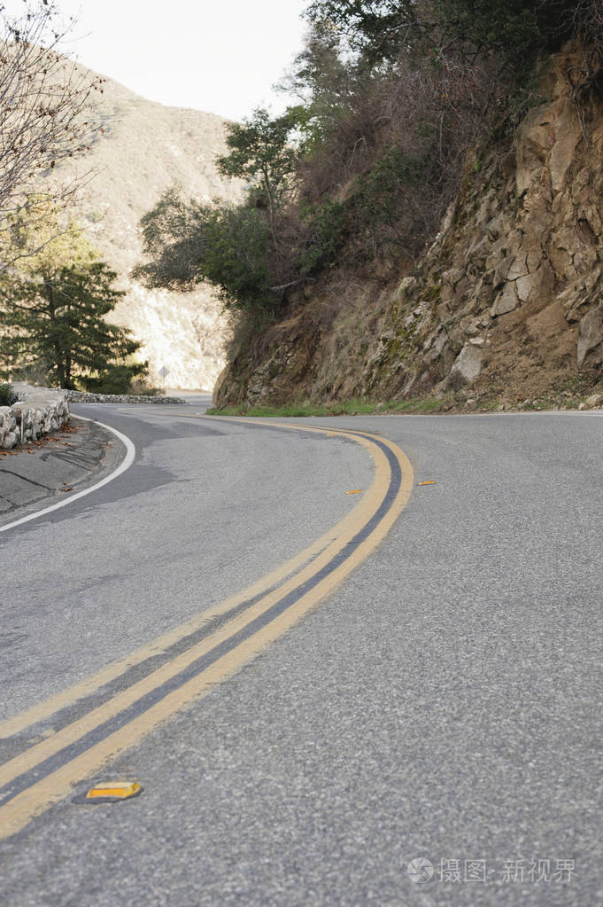 一条现代的道路蜿蜒穿过山区与岩石