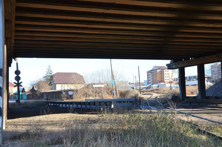 这张照片显示了一座有铁路的桥底照片