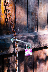在链附近的木门明亮的彩色挂锁
