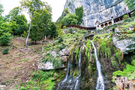 圣轩洞穴和瀑布以上的 Thunersee, Sundlauenen 在瑞士