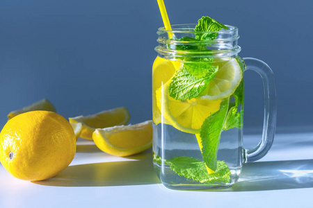 阳光下的柠檬图片