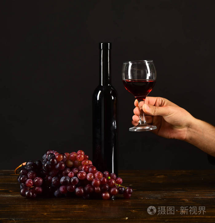 黑褐色背景酒瓶和酒杯
