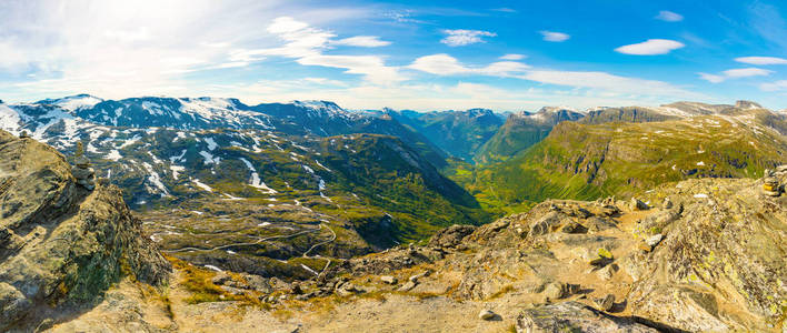 从 Dalsnibba 到挪威 Geiranger 峡湾的 Nibbevegen 路全景