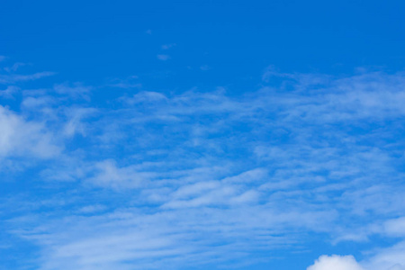 湛蓝的天空，与纯白色云与文本的空间