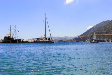 白色帆船在开阔的大海。航海帆船在开阔的大海与山在背景