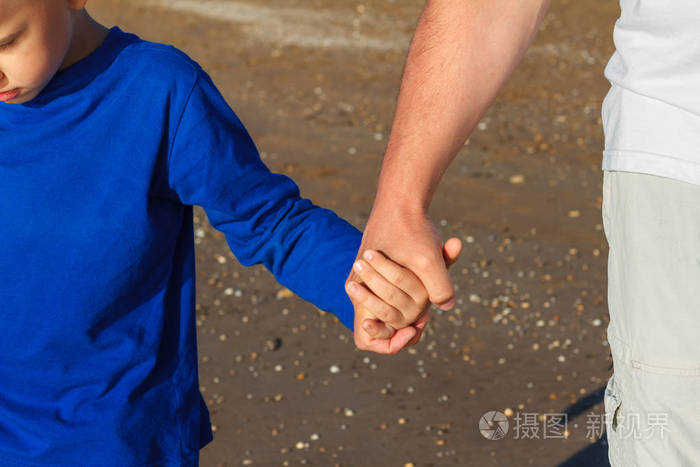 手牵手爸爸握着儿子的手特写
